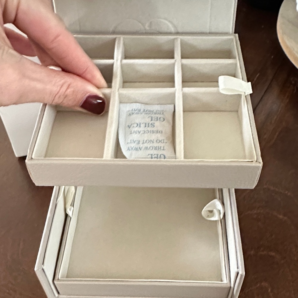 Chic Cream Brighton Jewelry Organizer with Heart Design - Picture 3 of 7